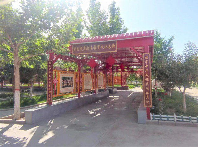 新疆维吾尔自治区喀什地区疏附县托克扎克镇中心小学的文化长廊。陈立鹏 供图